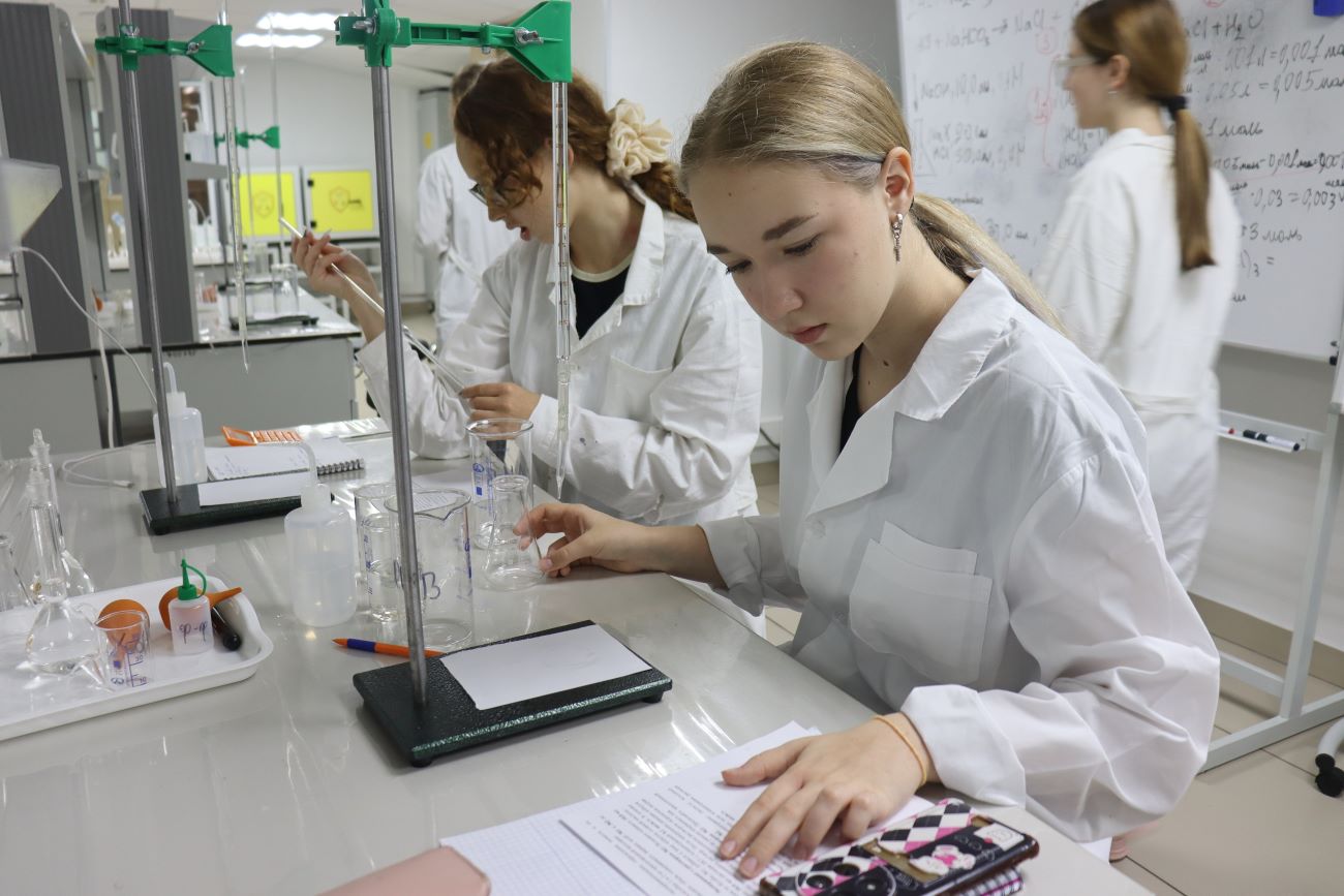Преподаватели ЮУрГГПУ отработали интенсив по химии со школьниками